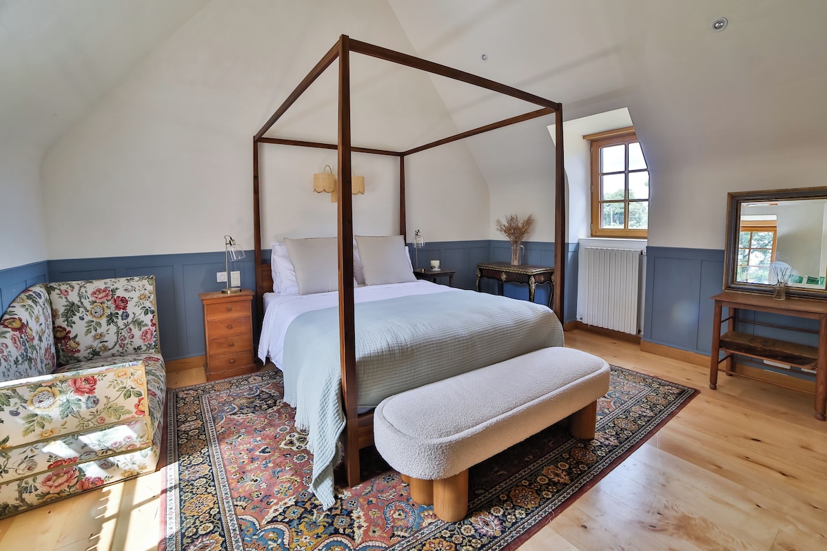 The blue four-poster room