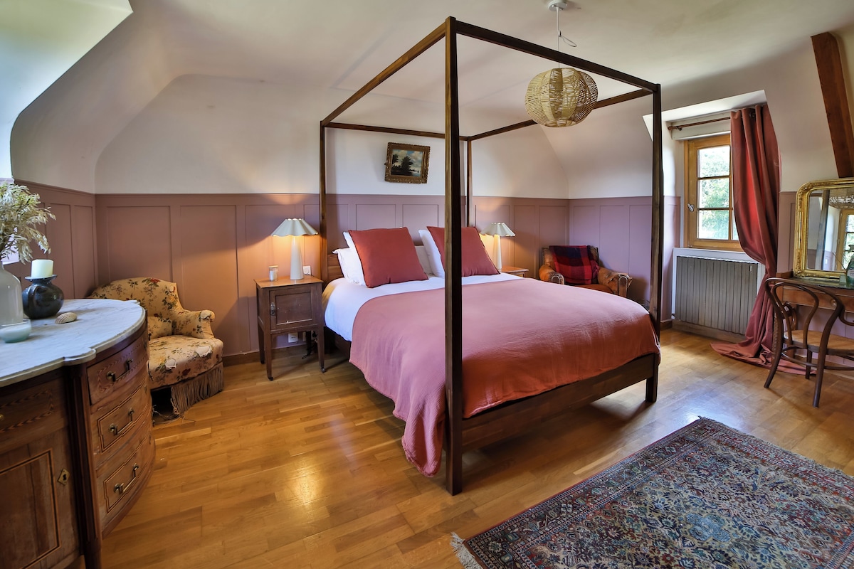 The rose four-poster room