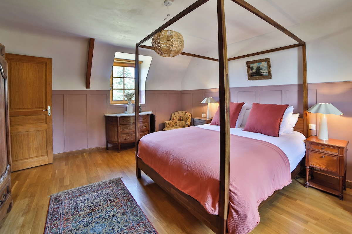 The rose room, another view